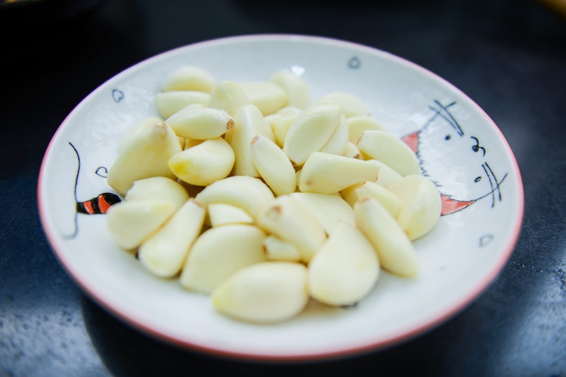 Peeled cloves of garlic on a plate